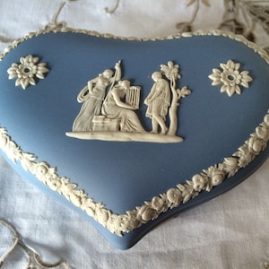 Wedgwood Blue Jasperware herzförmige Deckel-Schmuckstück/Konfektteller mit erhabenen griechischen mythologischen Figuren. Hergestellt in England.