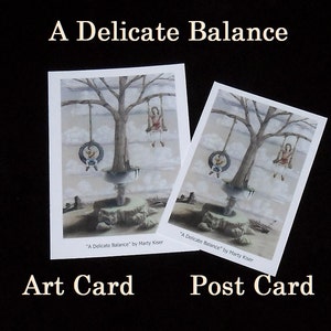 Postales, tarjetas de arte, un delicado equilibrio; prismacolor surrealista; nubes verdes azul rojo tan neumático columpio niños madre tierra árbol correo tarjetas