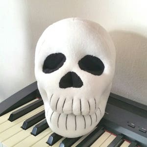 Yorick - Plushie Skull