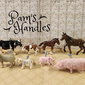 Peut inclure: Un ensemble de 8 poignées de tiroir en forme d'animaux, comprenant une vache, un cheval, un cochon et un mouton. Les poignées sont en céramique et peintes dans des couleurs réalistes. Les poignées sont fixées à des vis en métal.