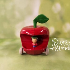 Op de afbeelding: Set van drie keramische mokken met een gespikkelde, matte afwerking. De mokken zijn in crème, lichtgrijs en donkergrijs. Elke mok heeft een eenvoudig, minimalistisch ontwerp, perfect voor koffie of thee.