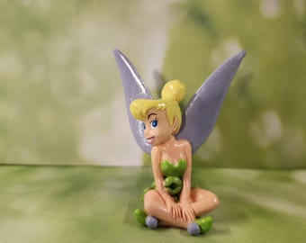 La fée clochette assise