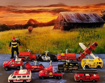 Set di 12 manopole per pompieri con camion dei pompieri giallo.