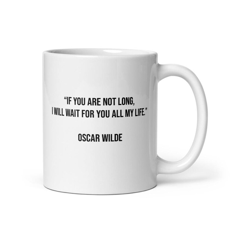 Pu&ograve; includere: Tazza in ceramica bianca con una citazione in nero di Oscar Wilde: "SE NON SEI LUNGO, TI ASPETTER&Ograve; PER TUTTA LA MIA VITA."