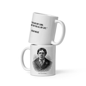 Pu&ograve; includere: Una tazza in ceramica bianca con una citazione in nero di Oscar Wilde: "Se non sei lungo, ti voglio per tutta la mia vita." La tazza &egrave; impilata sopra un'altra tazza in ceramica bianca con un'illustrazione in bianco e nero di Oscar Wilde.