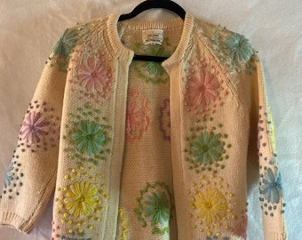 Vintage 1970&#39;s cardigan size small yarn flowers all over