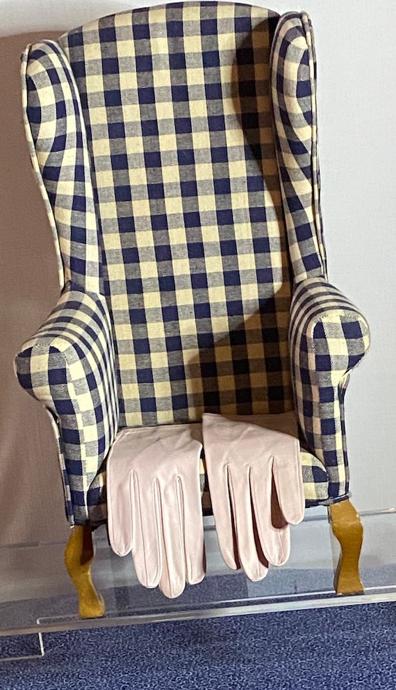 Di Cori Roma buttery soft pink leather gloves in a size 7