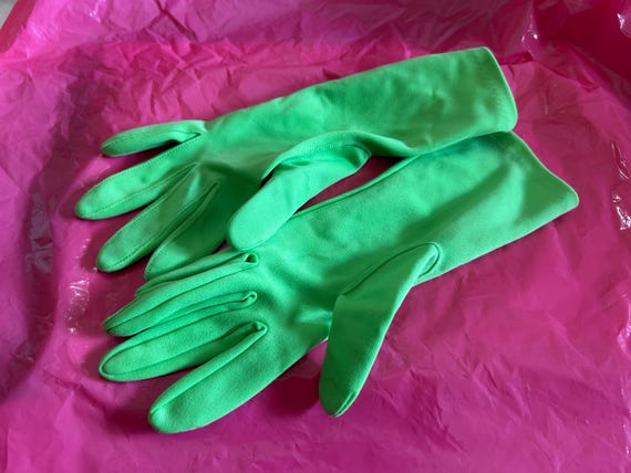 Super cute green gloves, lightweight for a fun fashion statement