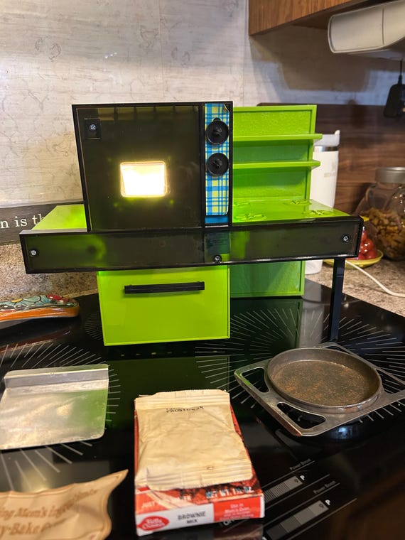 Vintage 1970's easy Bake oven in original box working