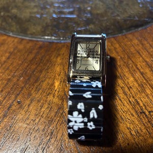 Isaac Mizrahi Live schwarz-weiß geblümte Armbanduhr neu im Karton