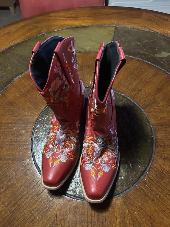 Women's red boots size 41