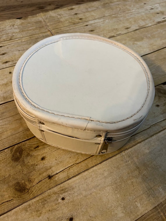 Vintage white small round top handled case - image 6