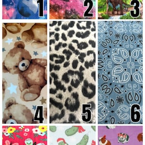 K&ouml;nnte beinhalten: Ein Raster aus neun Stoffmustern mit verschiedenen Motiven: Weltraum mit Planeten, ein bunter Nebel, Dinosaurier im Wald, Teddyb&auml;ren mit Sternen, ein schwarz-beiges Leopardenmuster, ein blaues Paisley-Bandana-Muster, Schmetterlinge und Blumen, Gew&uuml;rzgurken mit Weihnachtsm&uuml;tzen und Meerschweinchen auf violettem Hintergrund.