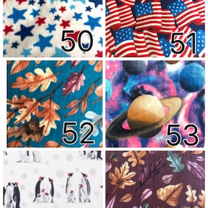 K&ouml;nnte beinhalten: Ein Raster aus zehn Stoffmustern, nummeriert von 48 bis 57, mit Mustern aus gelben K&uuml;ken, Winterkleidung, roten und blauen Sternen, amerikanischen Flaggen, Herbstbl&auml;ttern, Planeten, Pinguinen, bunten Pfotenabdr&uuml;cken und Igeln auf verschiedenen Hintergr&uuml;nden.