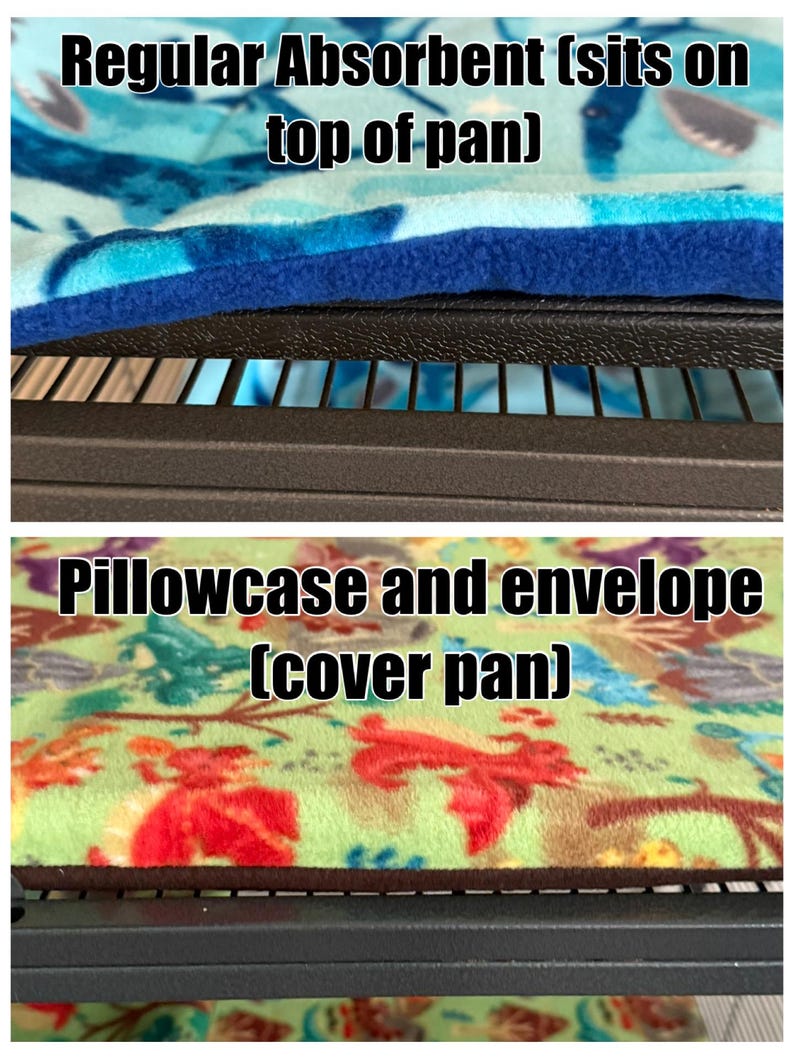 K&ouml;nnte beinhalten: Ein zweiteiliges Bild, das K&auml;figeinlagen f&uuml;r Haustiere zeigt. Der obere Teil zeigt eine blaue Fleecedecke mit Dinosaurier-Aufdruck und dem Text Regular Absorbent (sits on top of pan). Der untere Teil zeigt eine gr&uuml;ne Fleecedecke mit Dinosaurier-Aufdruck und dem Text Pillowcase and envelope (cover pan), die auf einem schwarzen Drahtk&auml;figrahmen liegt.