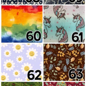 K&ouml;nnte beinhalten: Ein Raster aus acht Stoffmustern, nummeriert von 58 bis 65. Die Muster umfassen dunkelblaues Damast, goldene Blumenumrisse, ein Regenbogen-Aquarell, Einh&ouml;rner, l&auml;chelnde G&auml;nsebl&uuml;mchen, Herbstbl&auml;tter mit Text, Tannenzweige und Weihnachtsmotive.