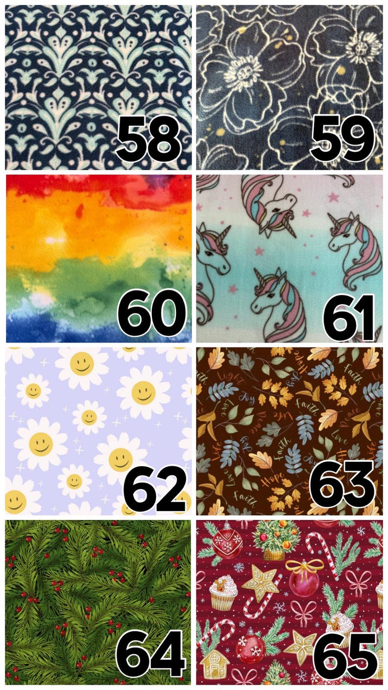 K&ouml;nnte beinhalten: Ein Raster aus acht Stoffmustern, nummeriert von 58 bis 65. Die Muster umfassen dunkelblaues Damast, goldene Blumenumrisse, ein Regenbogen-Aquarell, Einh&ouml;rner, l&auml;chelnde G&auml;nsebl&uuml;mchen, Herbstbl&auml;tter mit Text, Tannenzweige und Weihnachtsmotive.