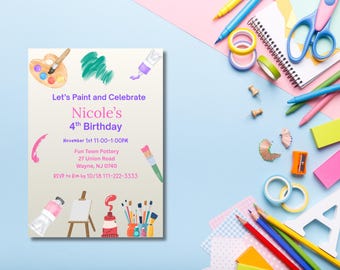 Può includere: Un invito di compleanno con il testo "Let's Paint and Celebrate" e "Nicole's 4th Birthday". L'invito è circondato da materiali artistici come vernice, pennelli e matite su uno sfondo blu e rosa.