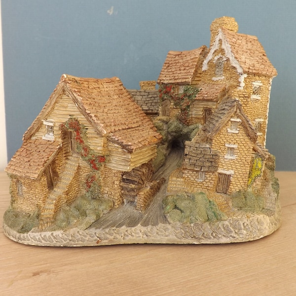 DAVID WINTER "Brookside Hamlet" Very Early 1982 Version, Large Cottage with hidden mouse. Made in England. 7" x 4 3/4".  Excellent Condition