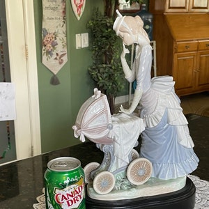 リヤドロ DRESSING THE BABY Lladro Dressing the Baby (retired 5845) - Etsy