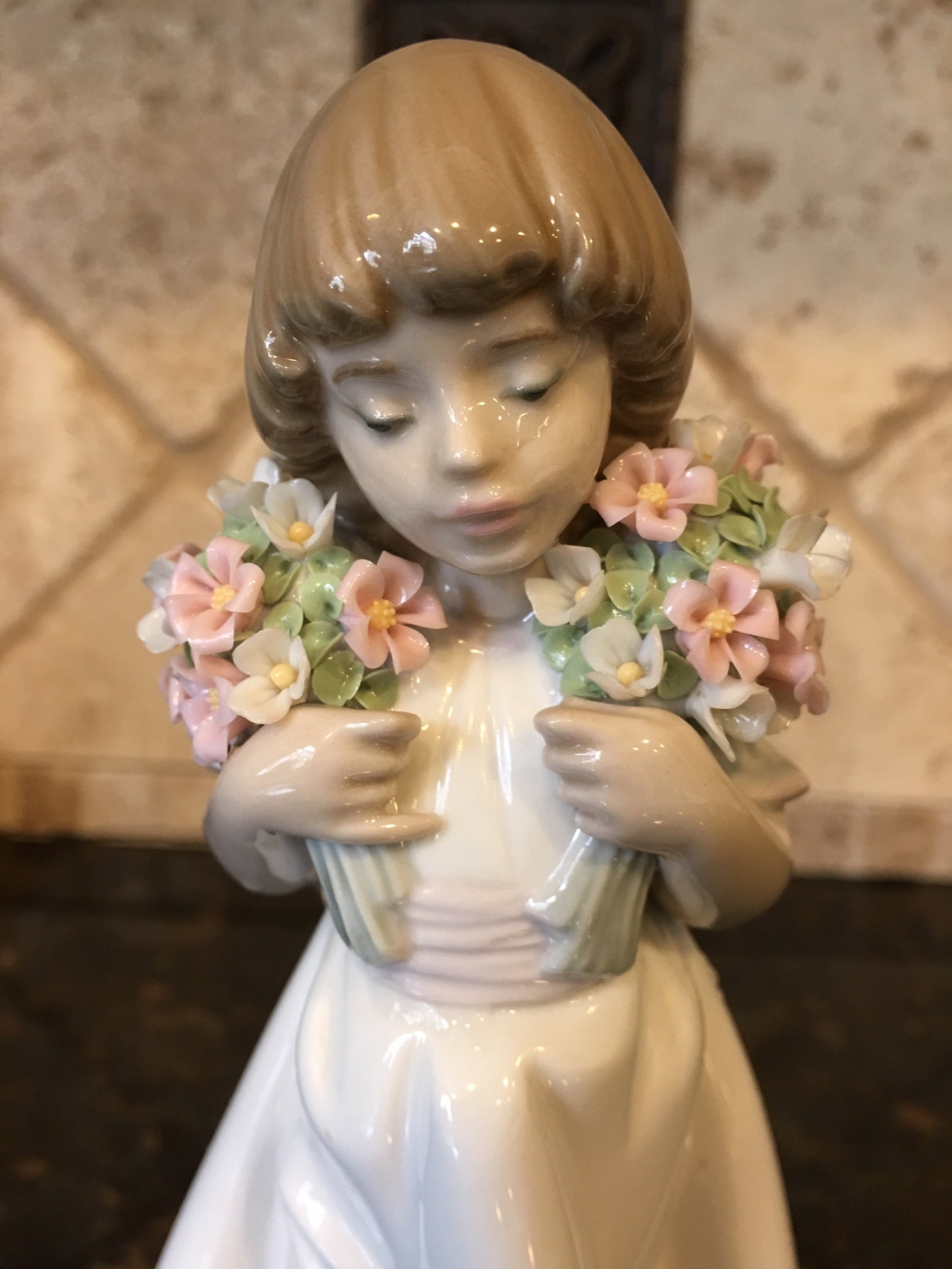 リヤドロ(LLADRO)　ユリを持つ少女　GIRL WITH FLOWERS Amazon.com: Lladro Girl with Flowers 01004650 4650 : Home