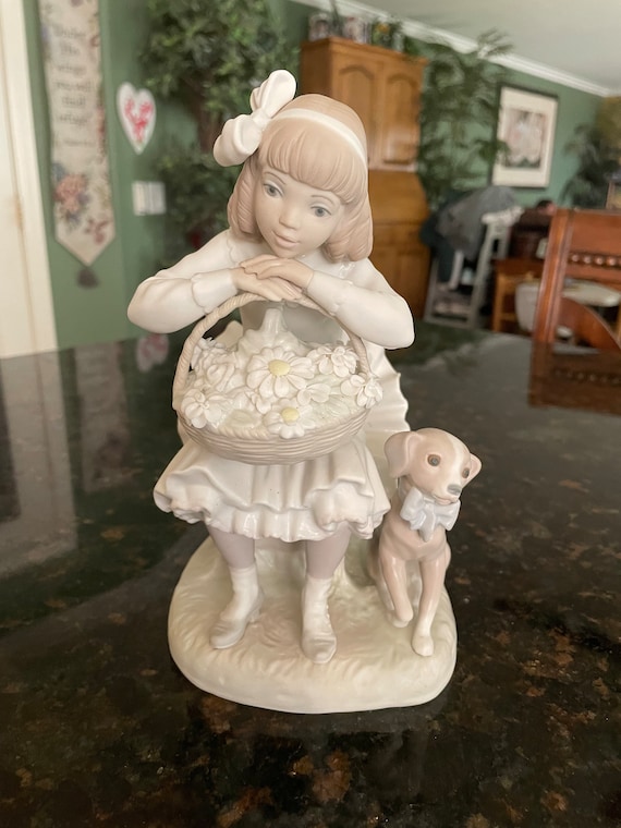 Beautiful Lladro GIRL With FLOWERS / 1088 Girl Sitting in Chair W