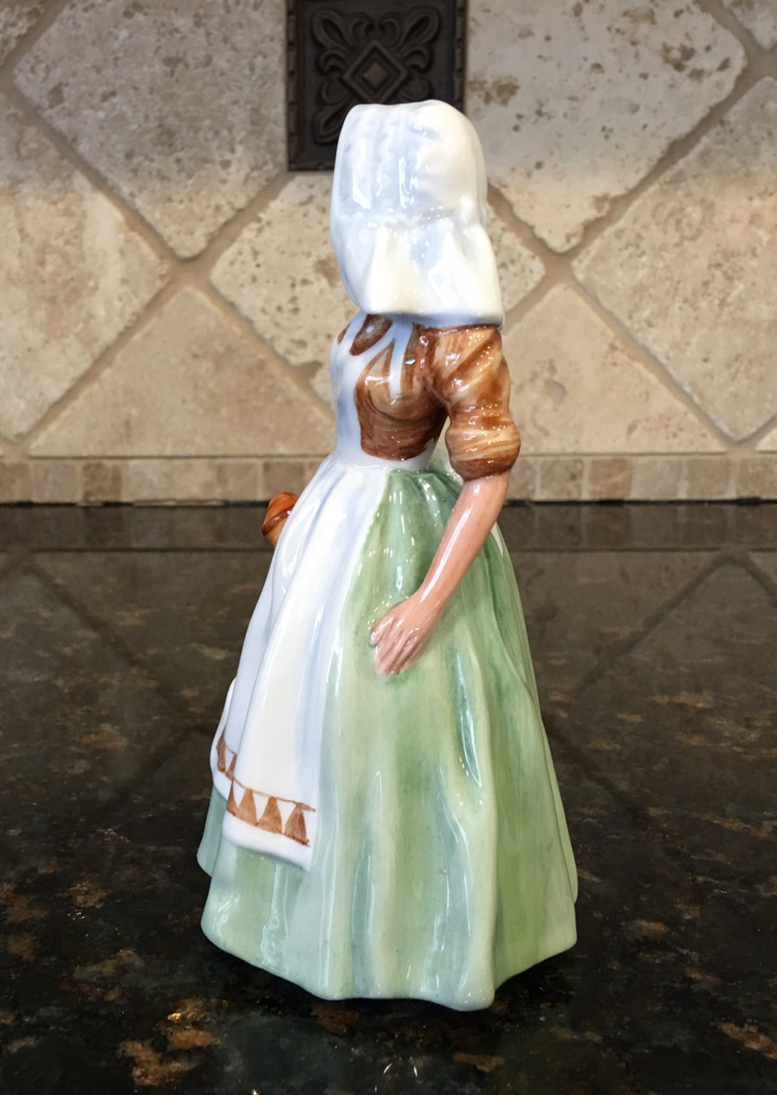 Royal Doulton Figurine the Milkmaid HN 2057 1949 FIRST EDITION Made in