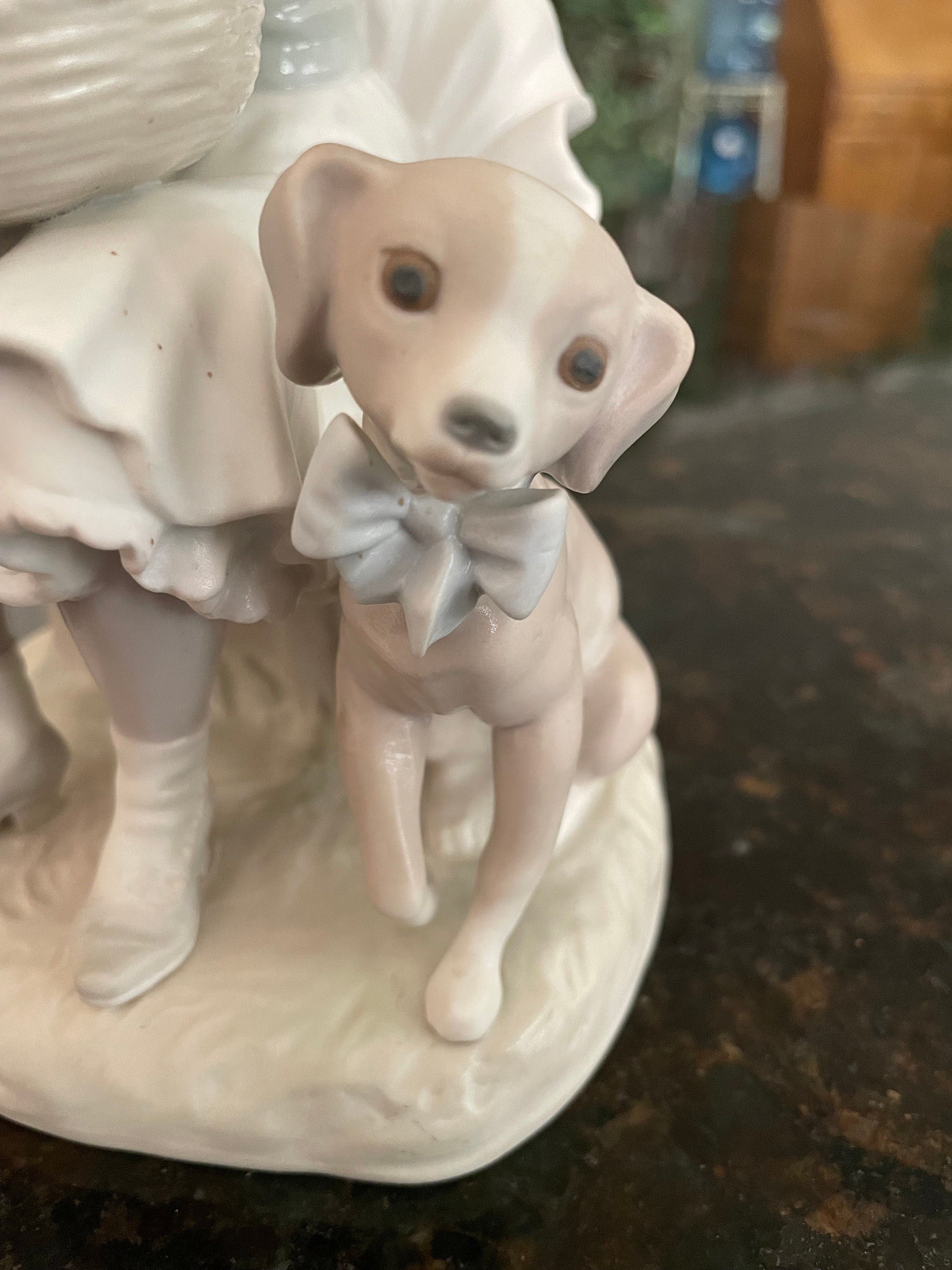 Beautiful Lladro GIRL With FLOWERS / 1088 Girl Sitting in