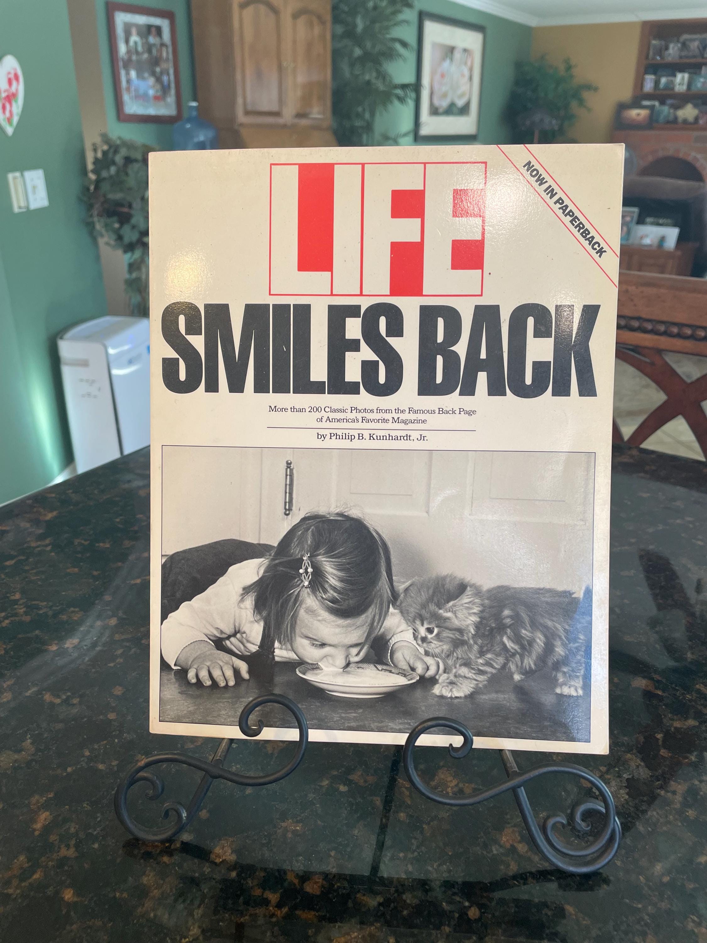 洋書 LIFE SMILES BACK - Philip B. Kunhardt, Life 'smiles Back' Vintage Paperback Book by Philip B. Kunhardt