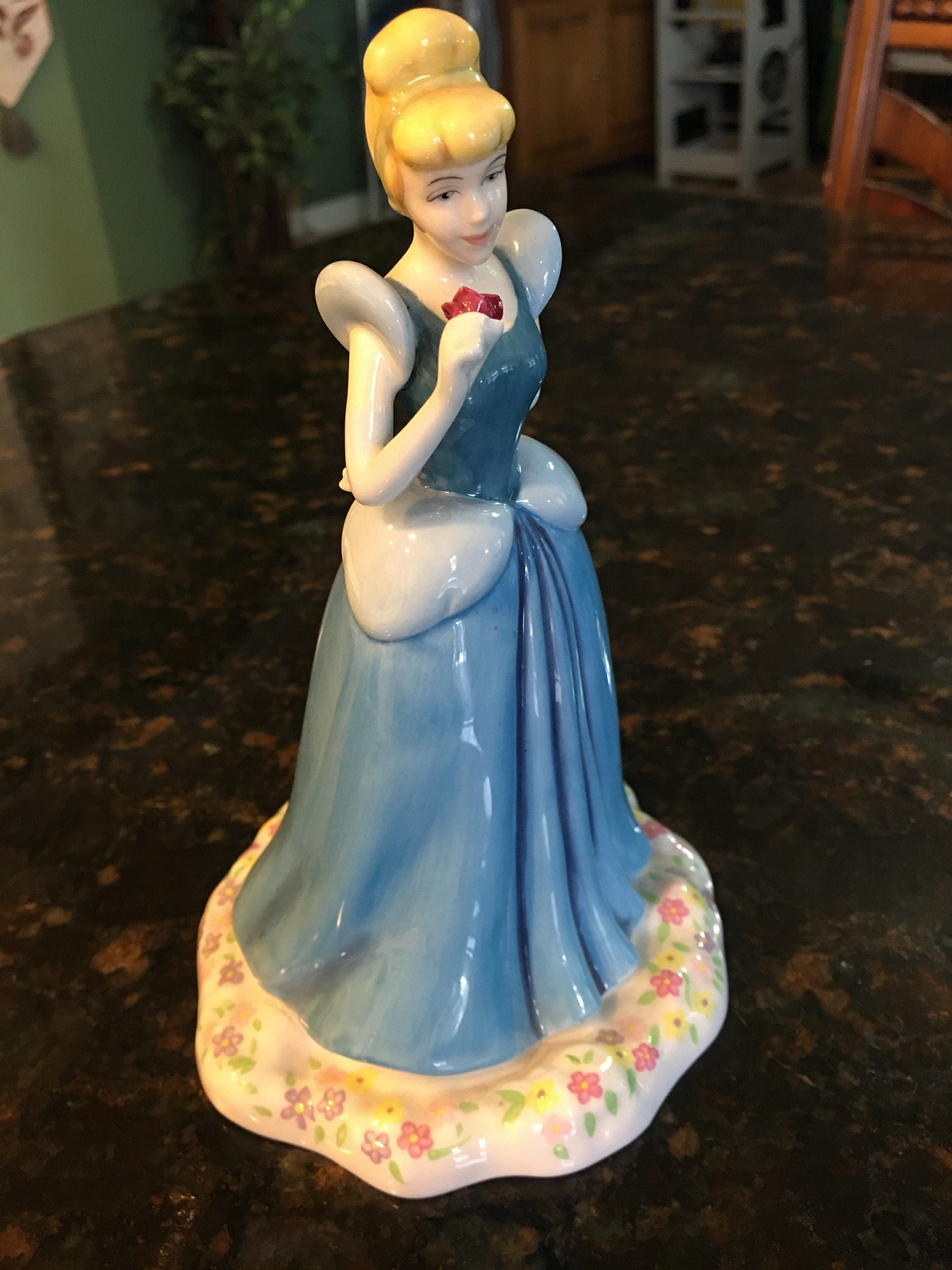 ロイヤルドルトン　フィギュリン　シンデレラ Royal Doulton Walt Disney Princesses CINDERELLA Figurine