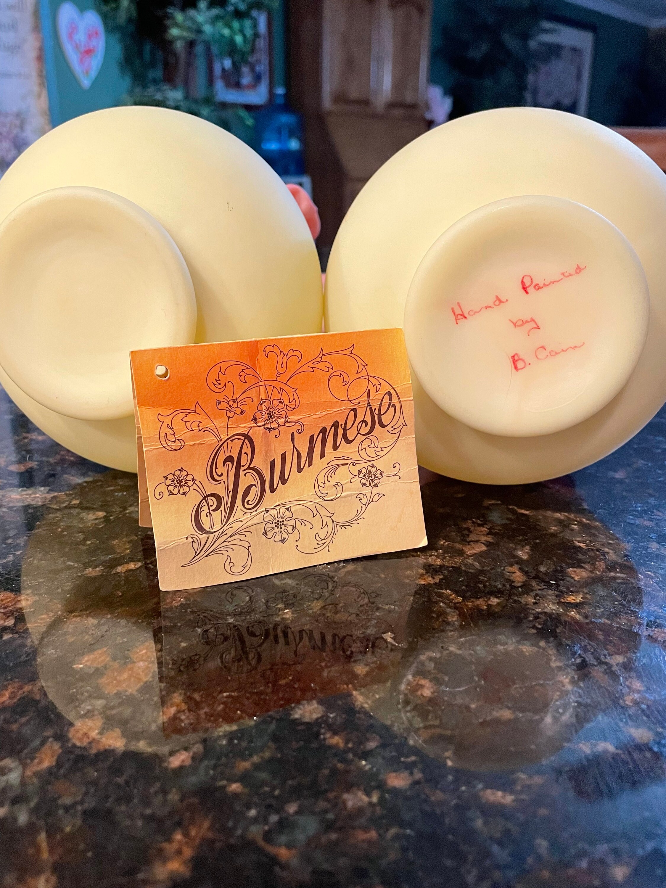 FENTON 花柄 カスタードサテンガラス 2つセット 1匹耳負傷 FENTON 花柄 カスタードサテンガラス 2つセット 1匹耳負傷