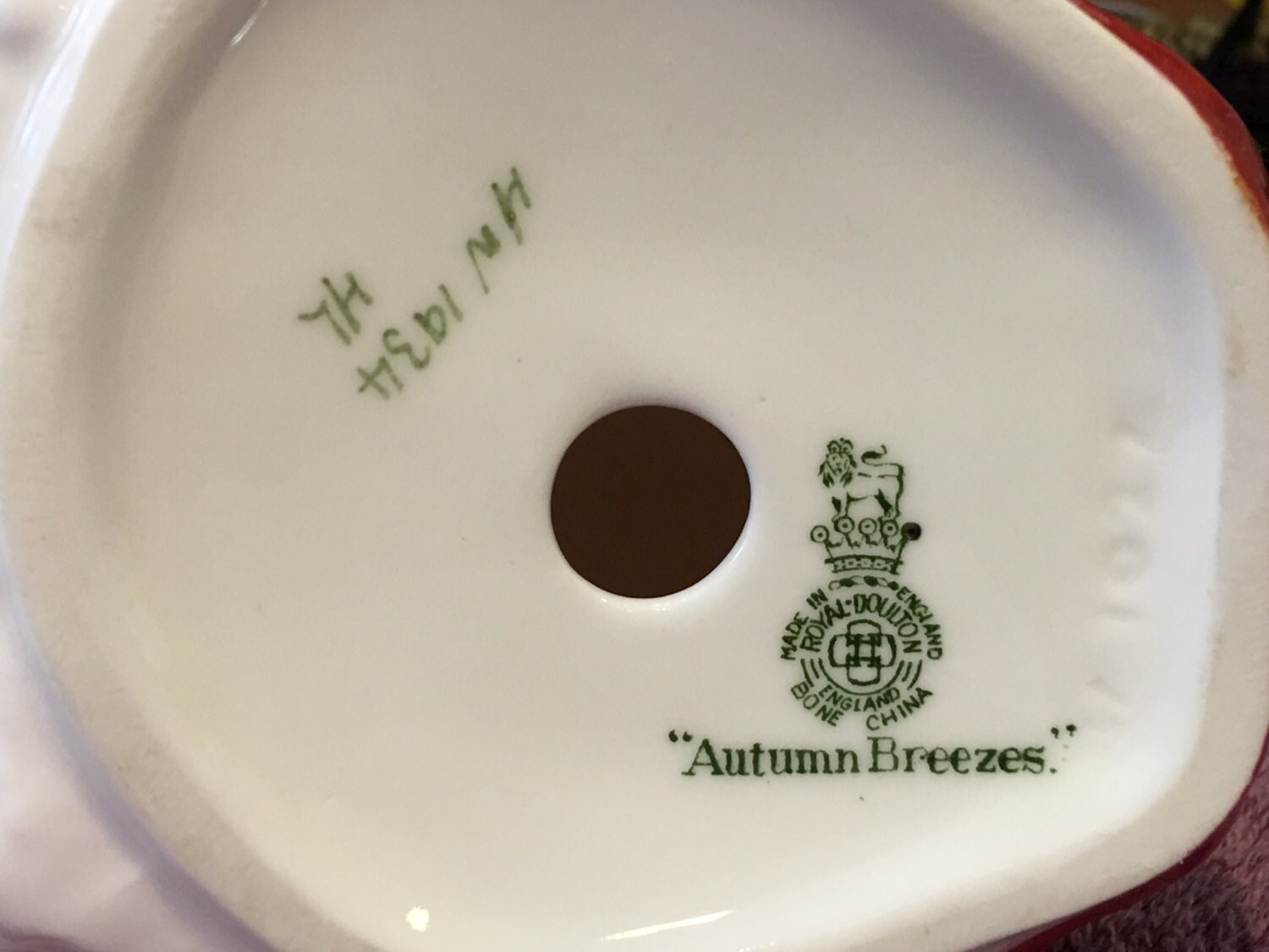   ロイヤルドルトンHN1934 Vintage Royal Doulton Porcelain Figurine Autumn Breezes HN1934