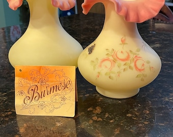 FENTON 花柄 カスタードサテンガラス 2つセット 1匹耳負傷 TWO Fenton Art Glass Burmese Custard Satin Pink Hand Painted