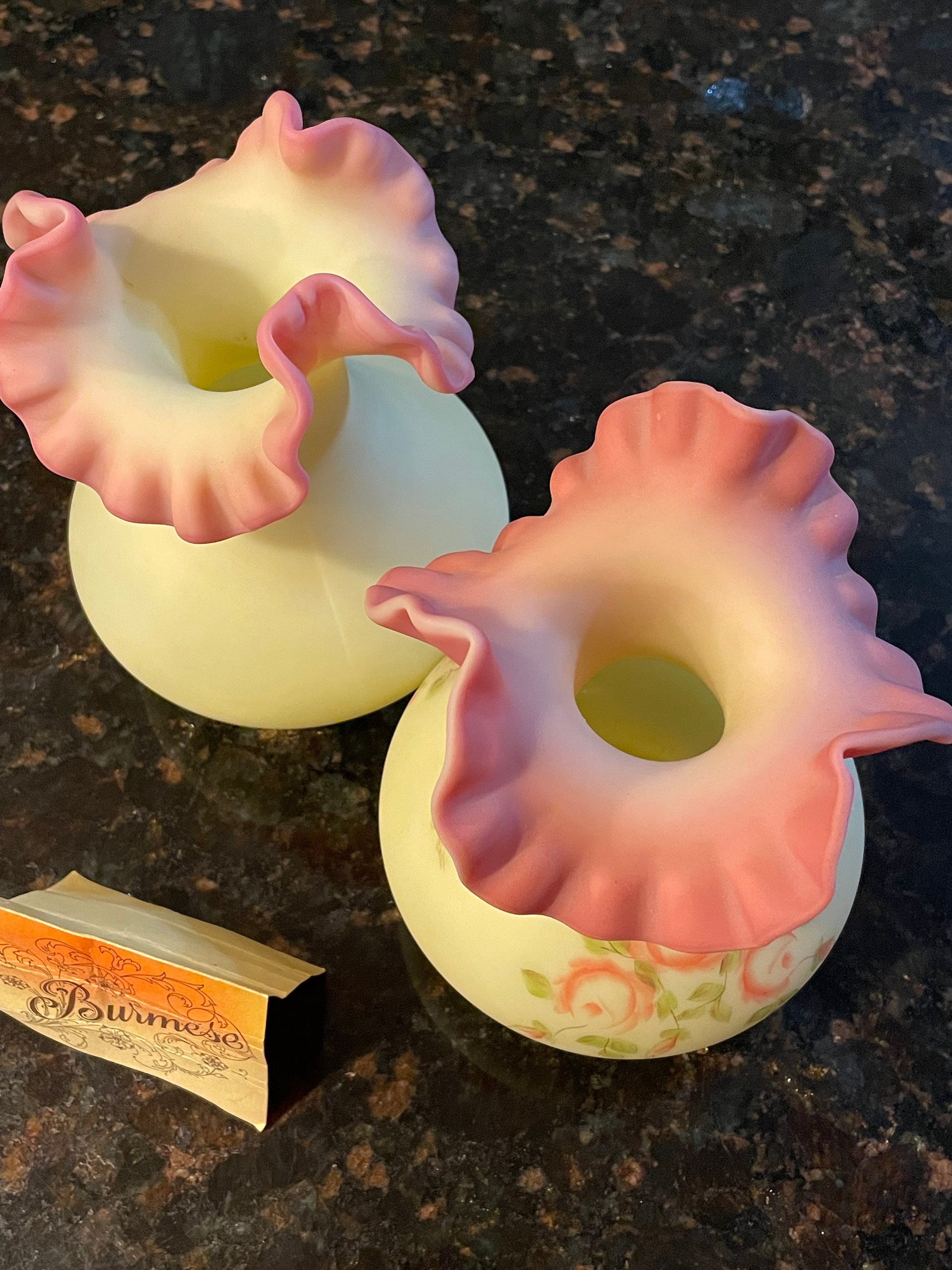 FENTON 花柄 カスタードサテンガラス 2つセット 1匹耳負傷 TWO Fenton Art Glass Burmese Custard Satin Pink Hand Painted