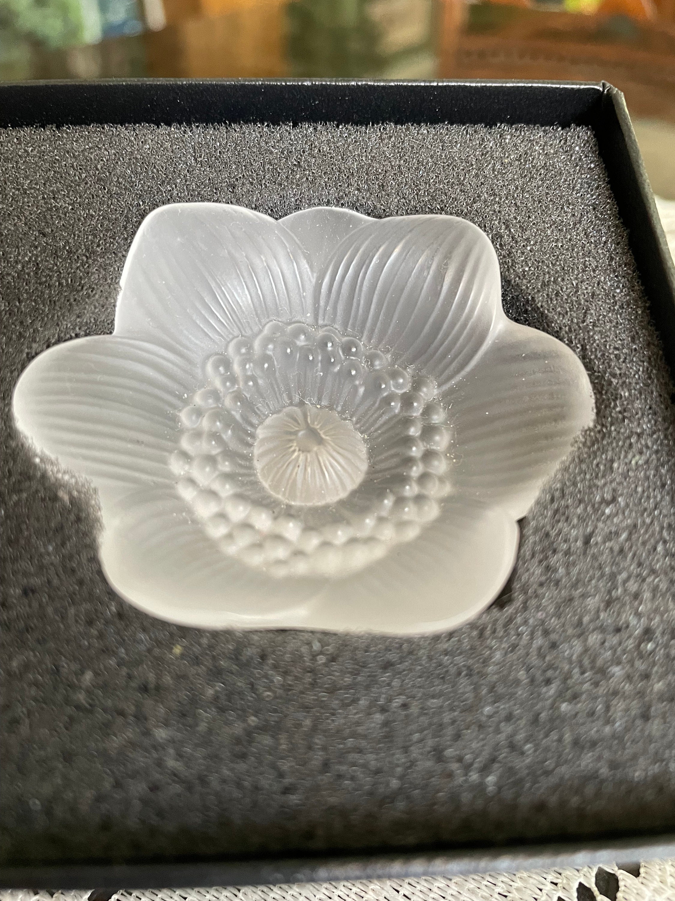 ラリック  『アネモネ』 New In Box: Lalique Anemone Flower Sculpture ~ Symbol Of