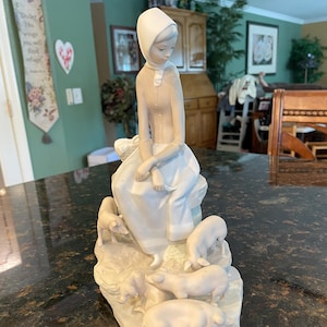 Lladro Porcelain  BISQUE Girl With Piglets #4572 ~ Retired