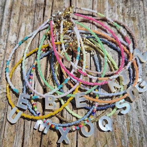 Delicadas pulseras personalizadas con iniciales y cuentas de letras de nácar genuino