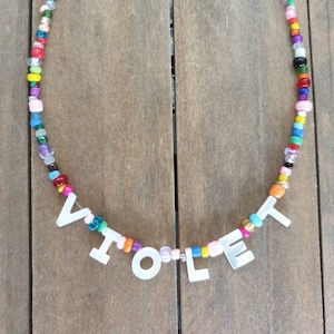 Colar personalizado com letras e nome em madrepérola com contas de arco-íris