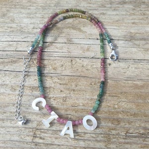 Collar de turmalina con nombre y letra personalizada de nácar