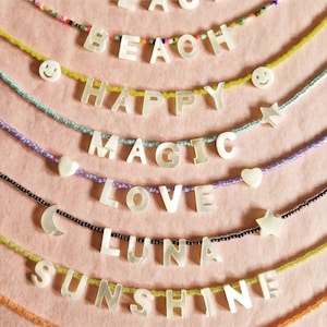 Delicados collares con nombre personalizado y cuentas de letras de nácar genuino.