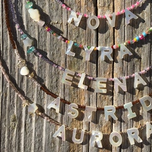 Perlmutt-Namenskette, personalisiertes Geschenk, Heilschmuck