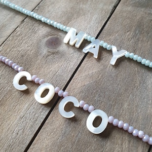Collar personalizado con nombre y letra de nácar