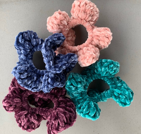 VELVET SCRUNCHIE BLUE TONES FLOWER PATTERN VELVET SCRUNCHIE BLUE TONES FLOWER PATTERN