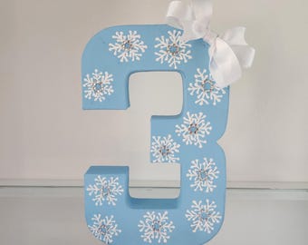 Numéro en papier mâché inspiré de la Reine des neiges, 20 pouces en papier mâché, accessoire photo, accessoire photo d'âge, décorations d'anniversaire, petite fille, hiver onderland