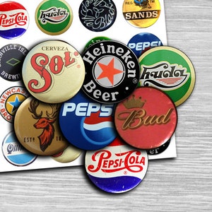 Könnte beinhalten: Eine Sammlung von 14 runden Flaschenverschluss-Aufklebern mit verschiedenen Markenlogos, darunter Pepsi Cola, Budweiser, Heineken und Sol. Die Aufkleber sind bunt und zeigen verschiedene Designs.