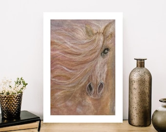 Op de afbeelding: Een pastelkleurig schilderij van een paardenhoofd met een manen die in de wind wapperen. Het paard is lichtbruin met een witte bles op zijn gezicht. De achtergrond is zacht roze en paars.