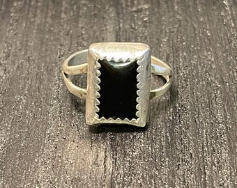 Vintage Sterling Silver and Onyx Scalloped Edge Ring US Size 6.5