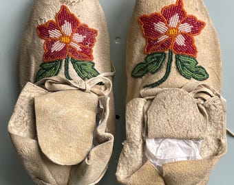 Vintage Native American Beaded Moccasins: Floral Design