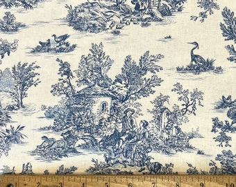 Puede incluir: Tela de toile azul y blanca con un patrón repetido de una cabaña, árboles, un puente, un río y personas. La tela se mide con una regla que dice "One Yard".