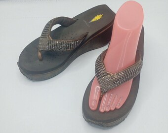 Volatile Womens Island Brown Thong Wedge Sandals Wedges 7M Bling